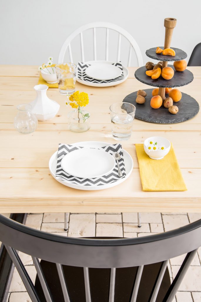Styling keuken met een grote eettafel | Woonaccessoires geel | Stek Magazine
