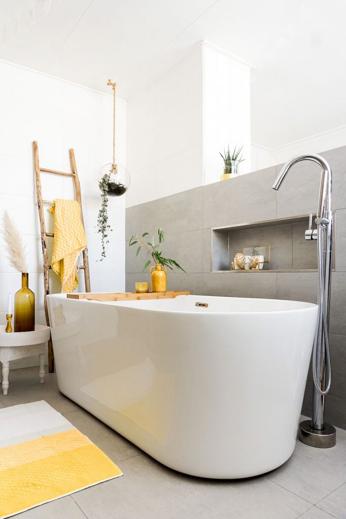 Badkamer met gele accessoires aankleden | Stek Magazine