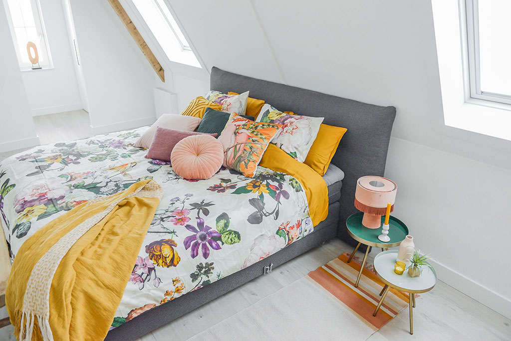 Kleurrijke slaapkamer | Hotellook thuis | Stek Magazine