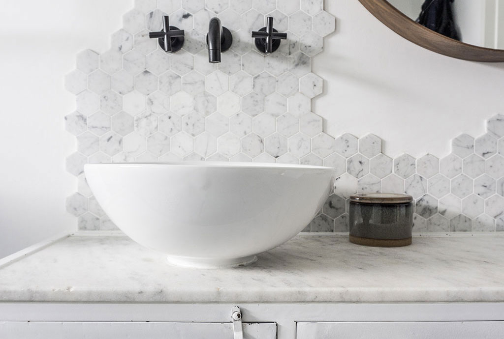 Moderne badkamer met hexagoon tegels | Stek magazine