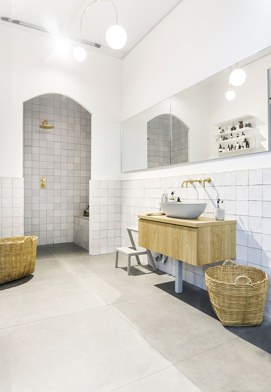 Basic badkamer wit met hout en goud | Stek Magazine