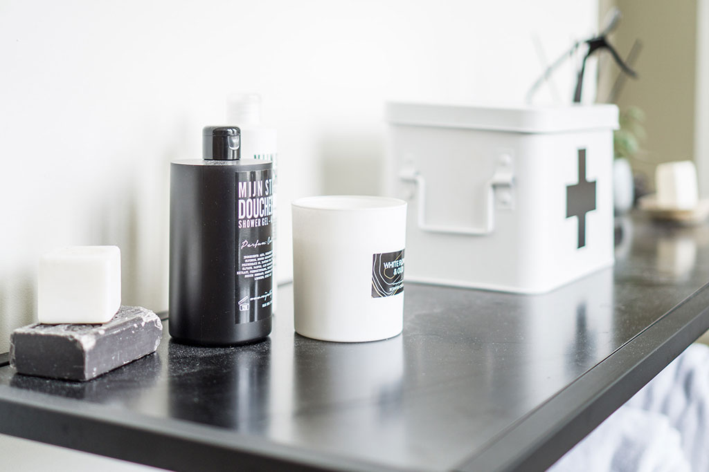 Badkamer met zwart en wit inrichten | Stek Magazine | Miranda Driehuizen