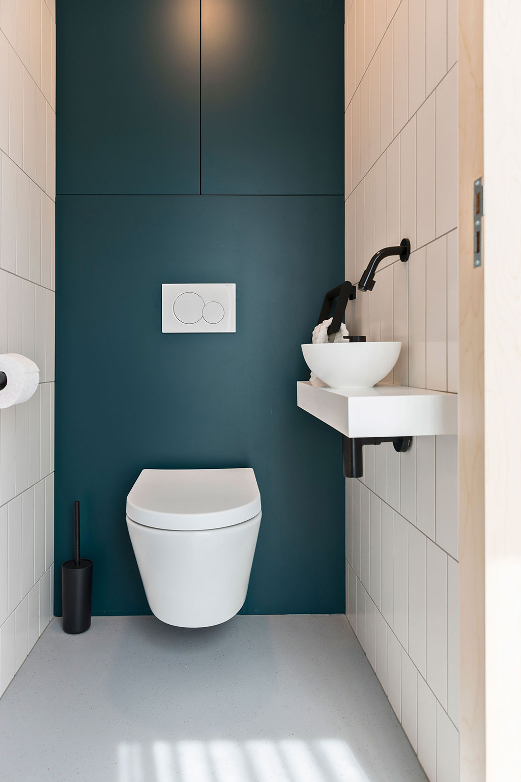 Mooi toilet met blauw en wit | Stek Magazine