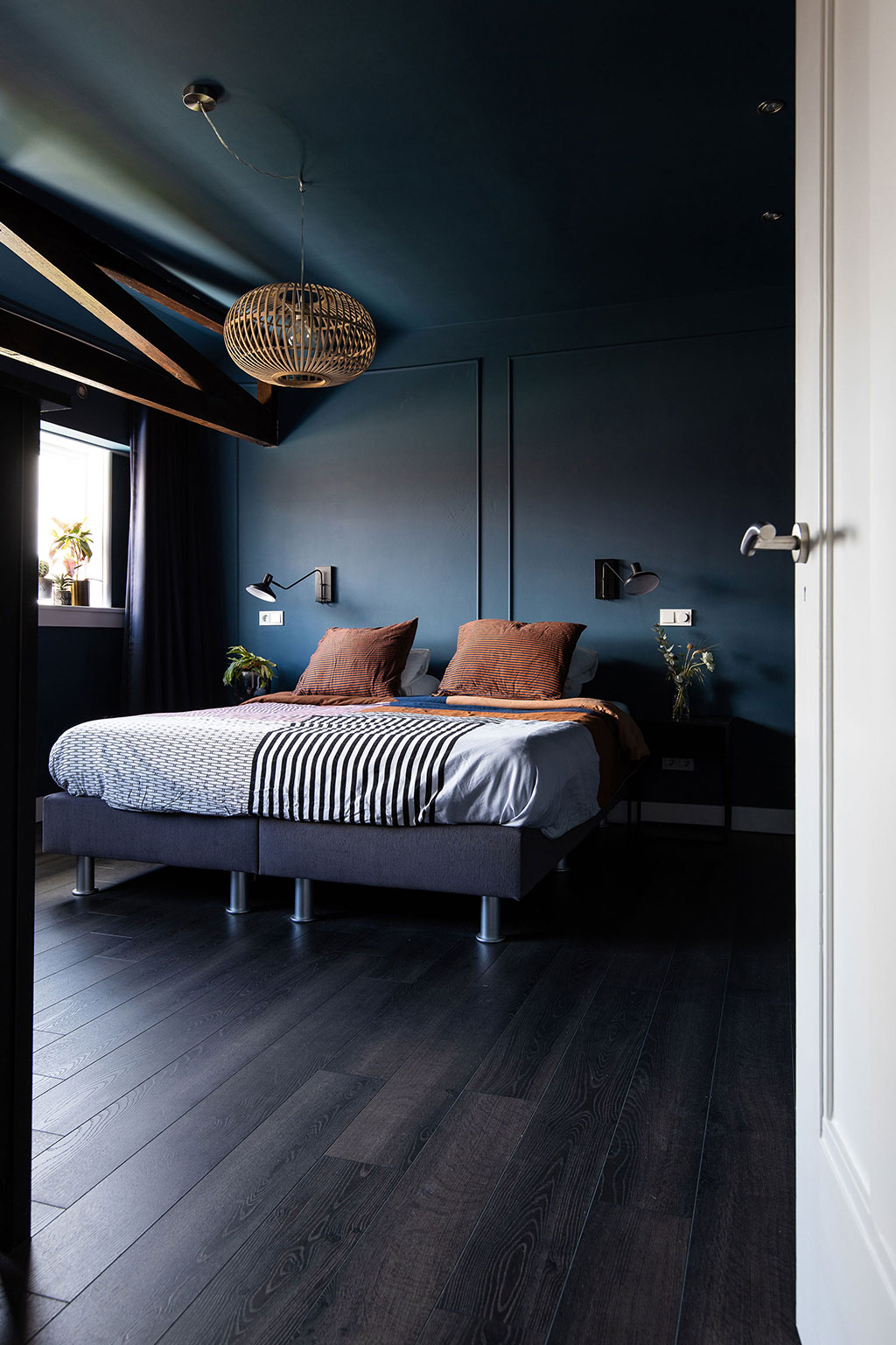 Donkere vloer en muren slaapkamer | Laura Hindriks | Stek Magazine