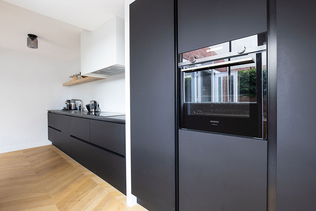 Visgraatvloer met zwarte keuken | Laura Hindriks binnenkijken | Stek Magazine
