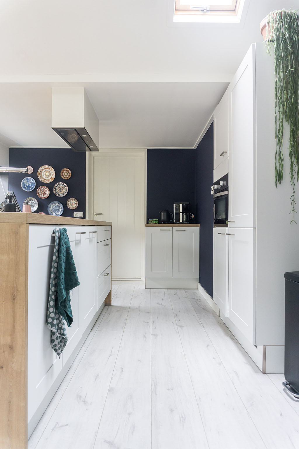 Witte keuken met zwarte muren | Stek Magazine binnenkijken