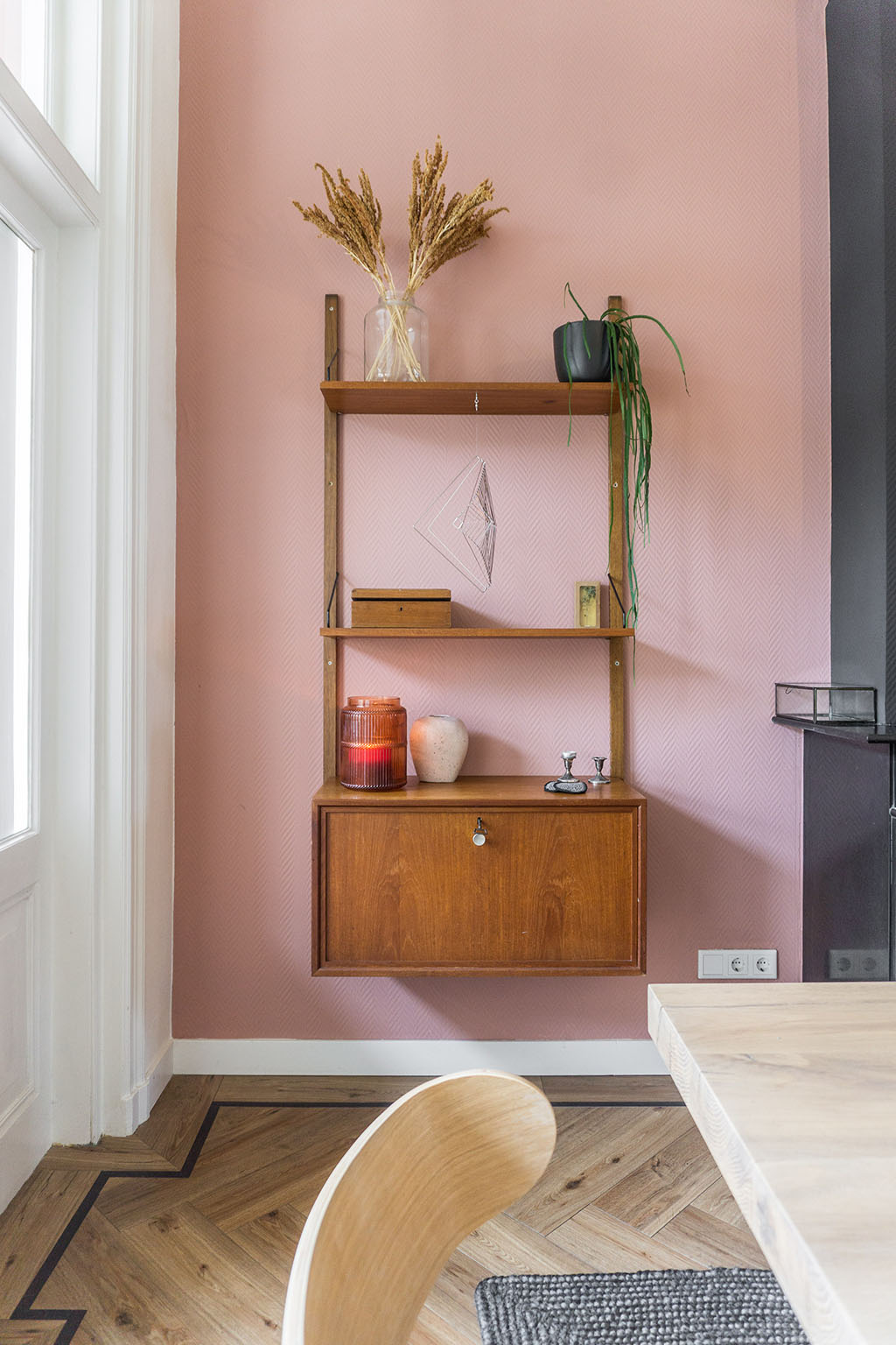 Roze muur met vintage kastje | Stek Magazine