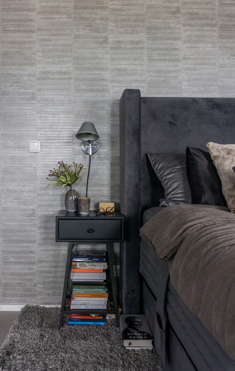 Stoere slaapkamer met grijs betonbouw | Stek Magazine