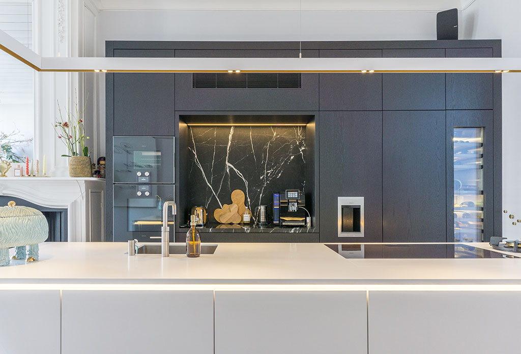 Open keuken zwart met wit kookeiland | Stek Magazine