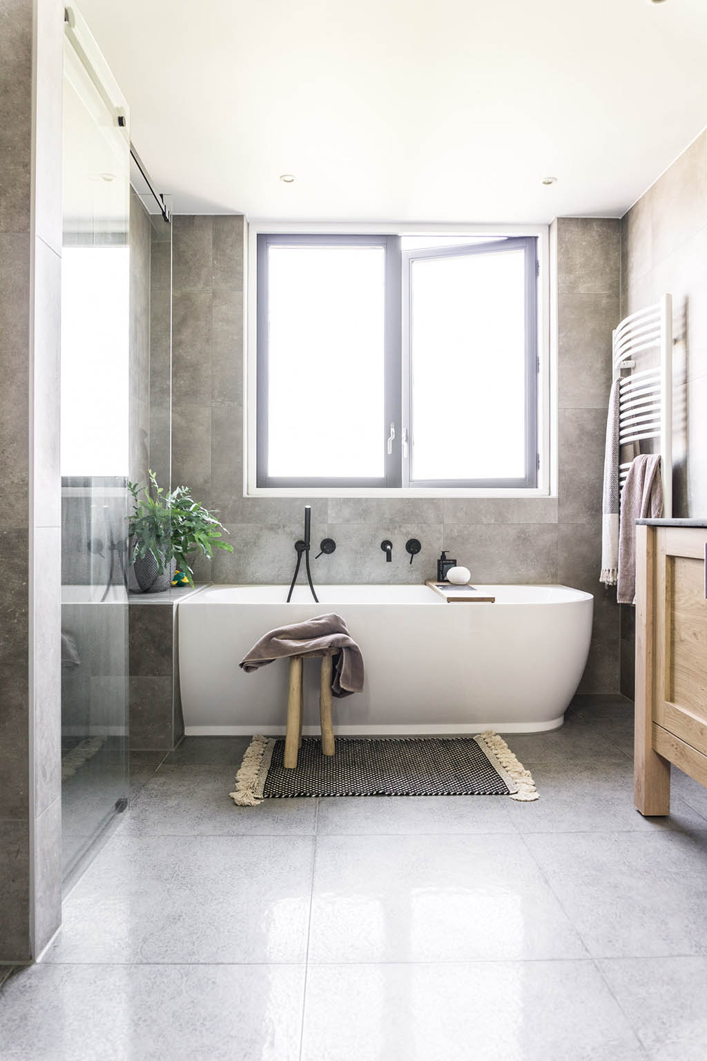 Houten kunststof vloer badkamer marmer tegels zwarte douche | Stek Magazine