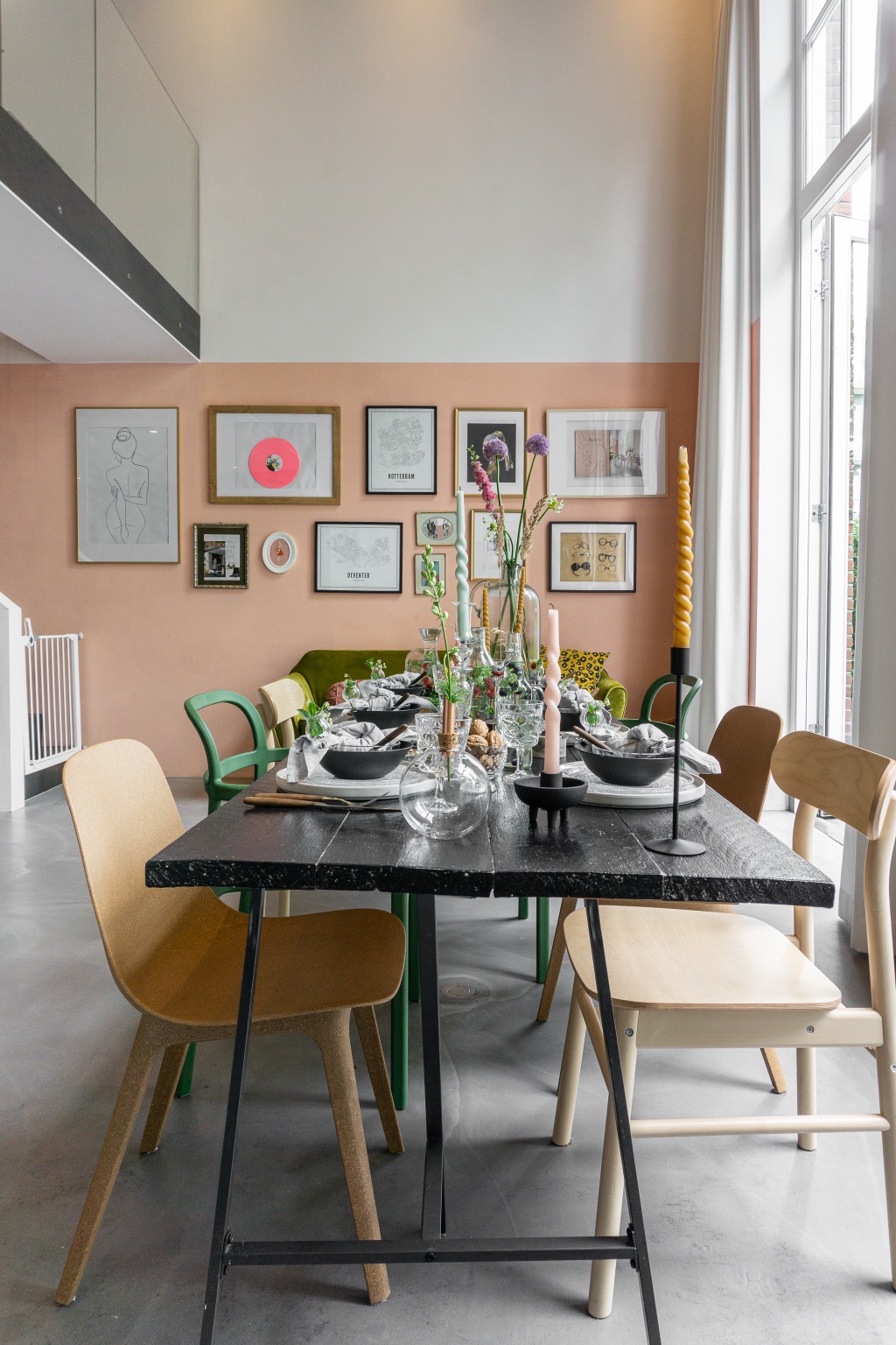 Eettafel zwart met roze muur | Stek Magazine