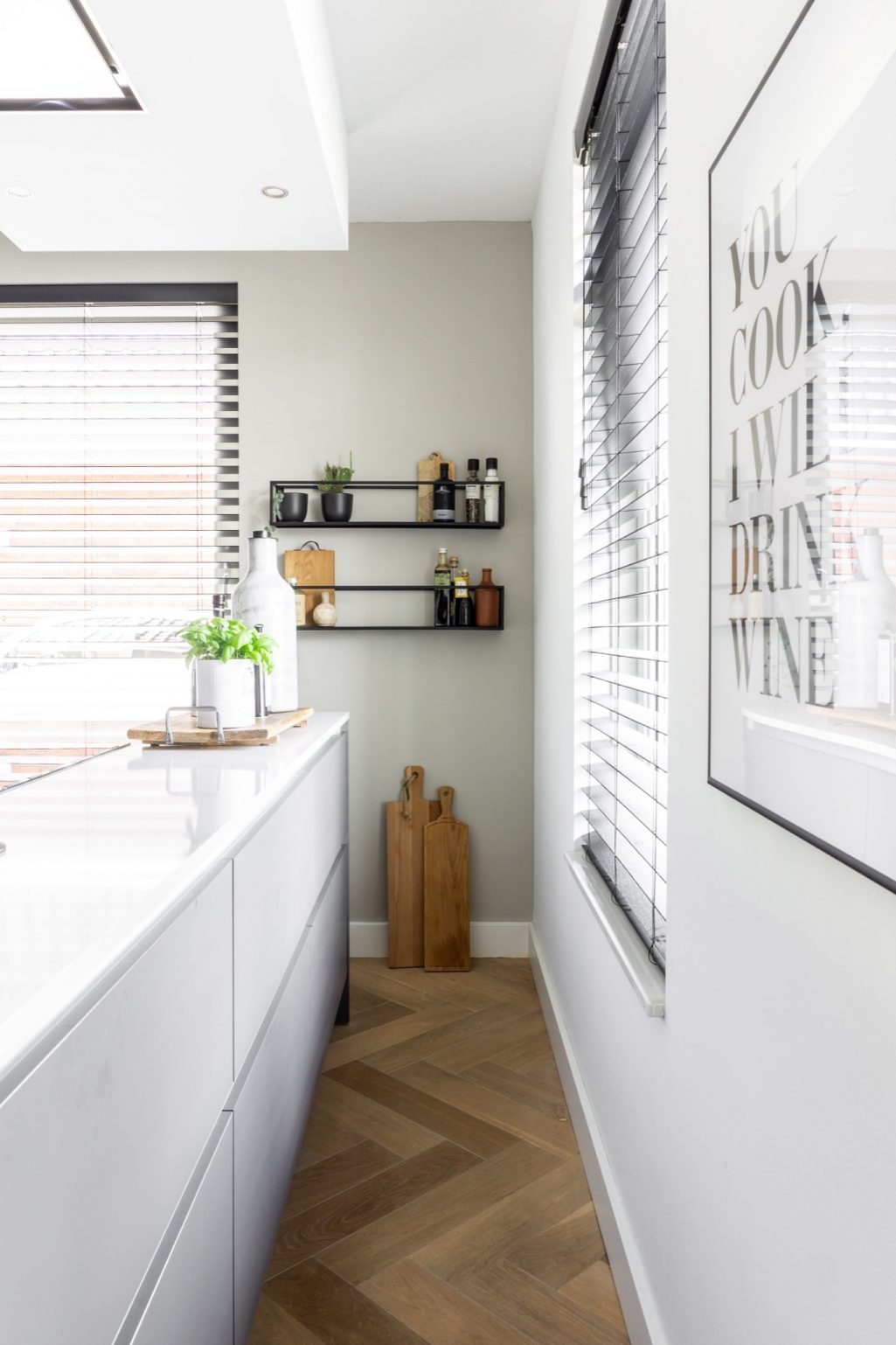 Visgraatvloer met witte keuken | Interiorholic | Stek Magazine
