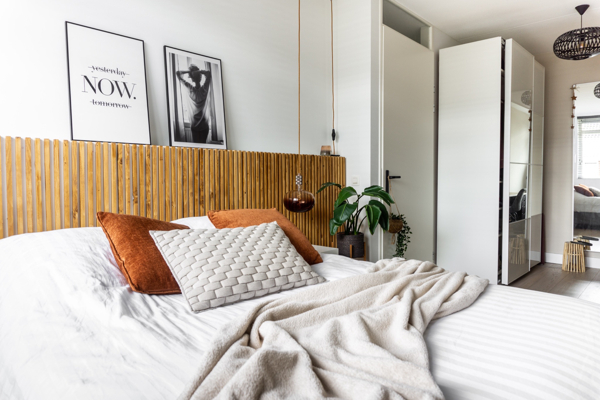 Sfeervolle slaapkamer met houten panelen | Stek Magazine
