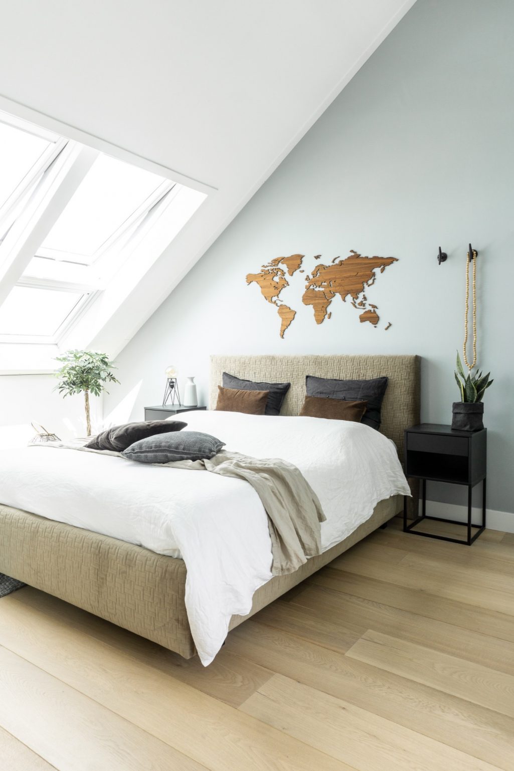 Sfeervolle slaapkamer met schuin raam | Stek Magazine