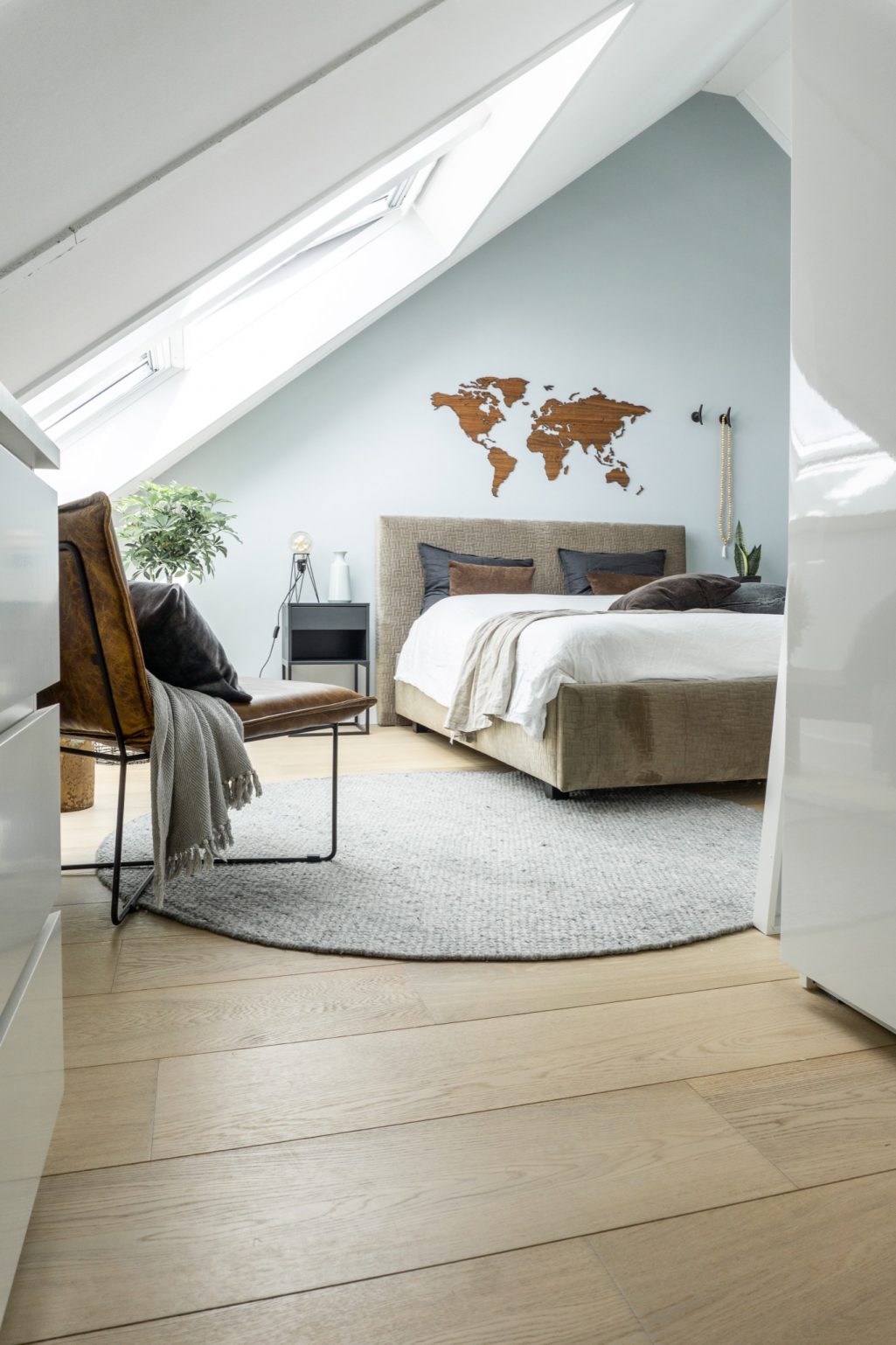 Slaapkamer maken op schuine zolder | Stek Magazine | Binnenkijken bij Interiorholic Thera