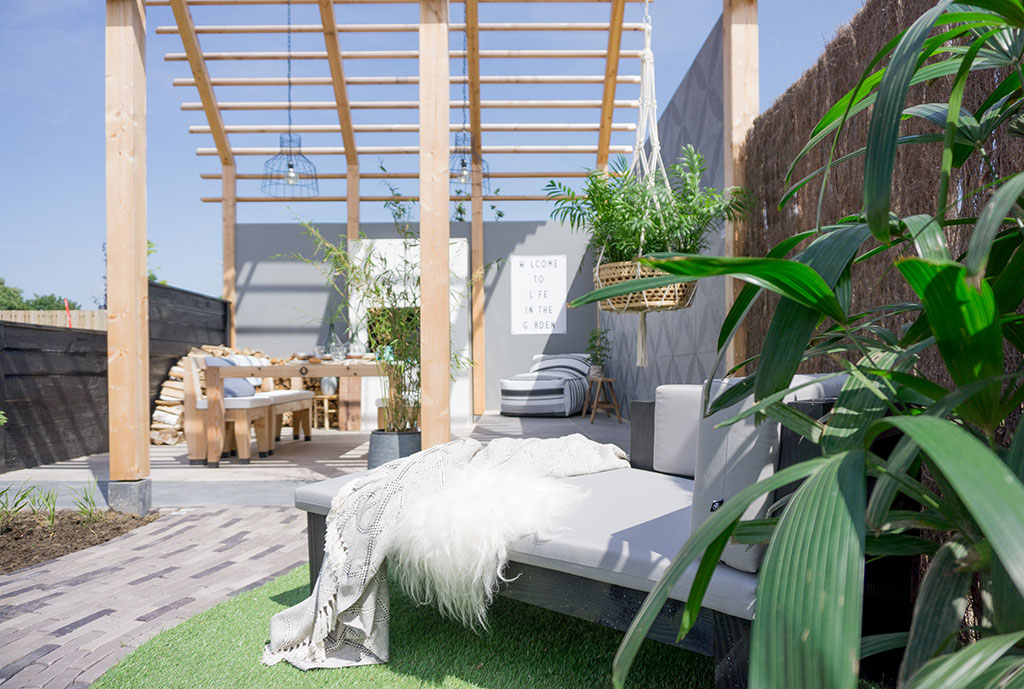 Overkapping in de tuin maken | Stek Magazine