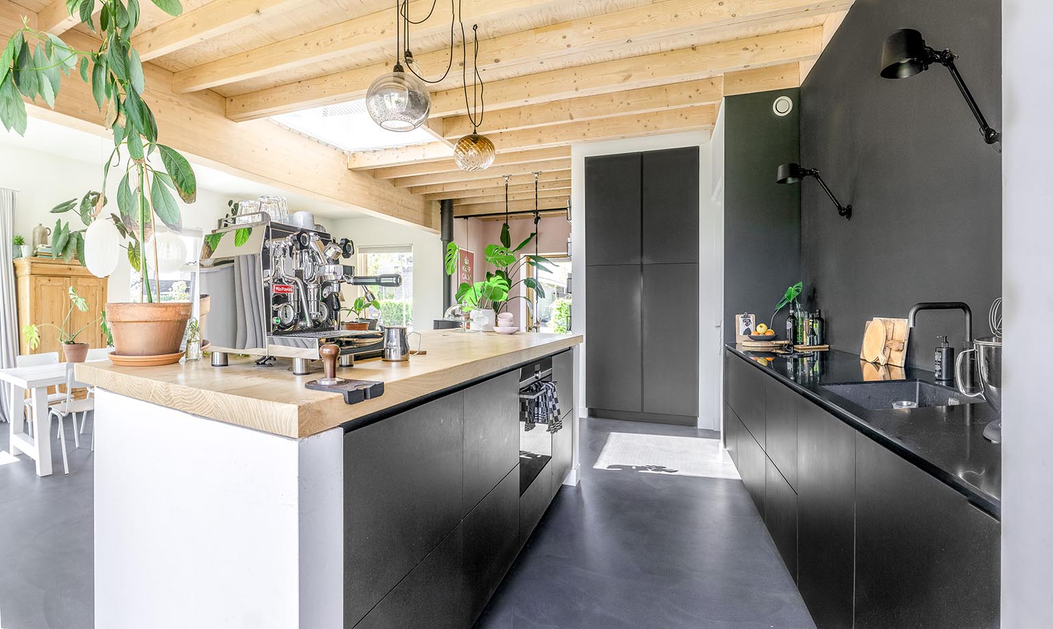 Zwarte keuken met donkergrijze vloer en hout | Nieuwbouw kavel