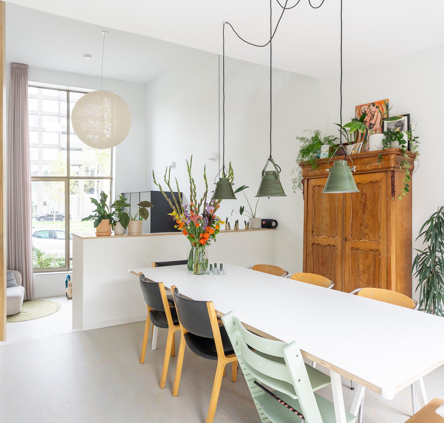 Antieke kast in modern huis | Stek Magazine