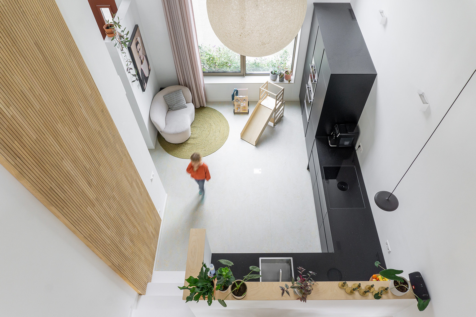 Huis duurzaam | Marmoleum vloer Limoncello | Zwarte keuken