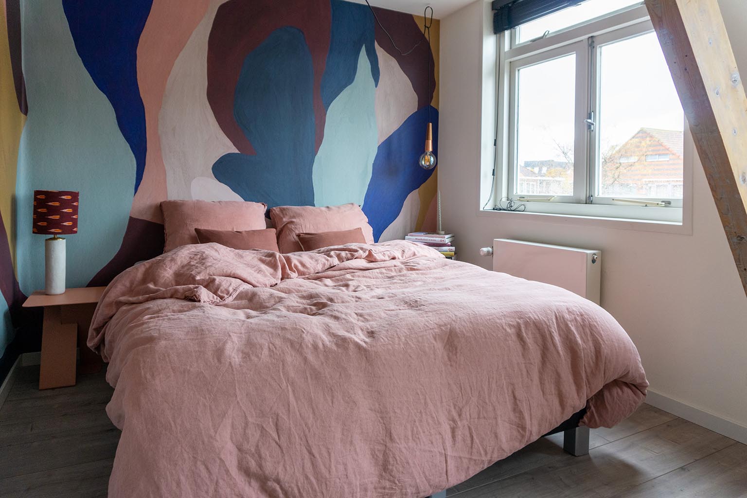 Gewaagd behang in slaapkamer uitkiezen | Stek Magazine 