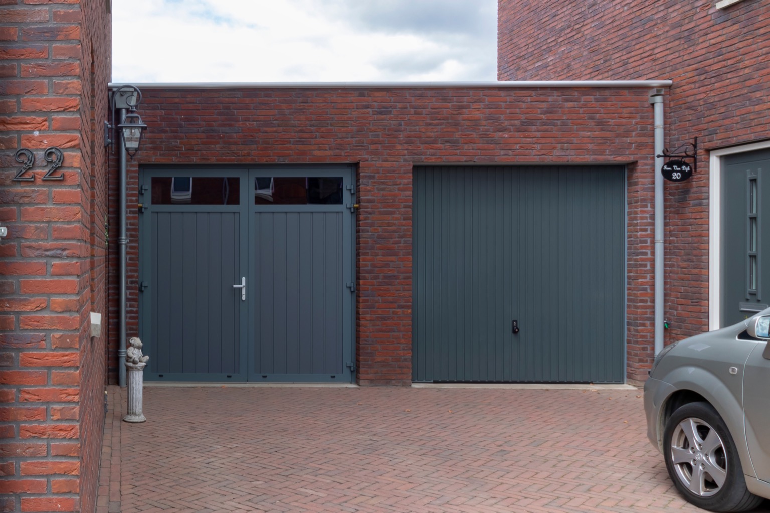 Different doors openslaande garagedeuren in verschillende stijlen
